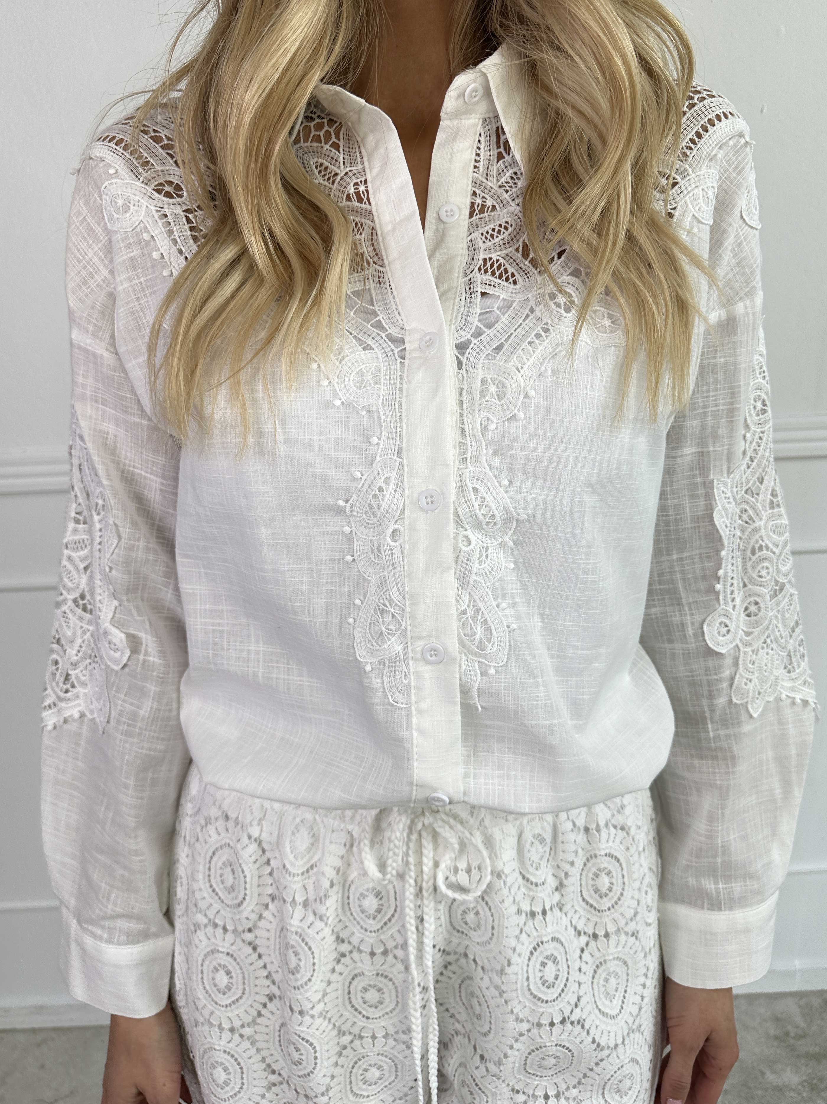 Gracie - Feminin skjorte med broderinger